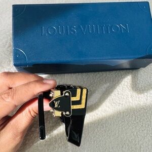Louis Vuitton sunglasses good as new